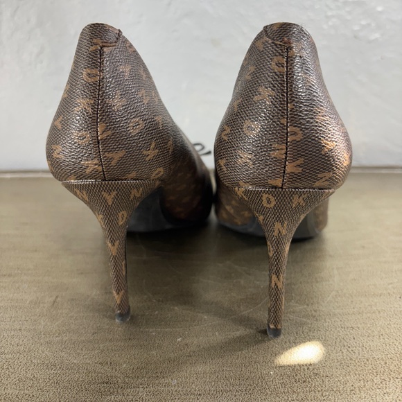 DKNY Patent Bow Monogrammed Pumps - Picture 4 of 14